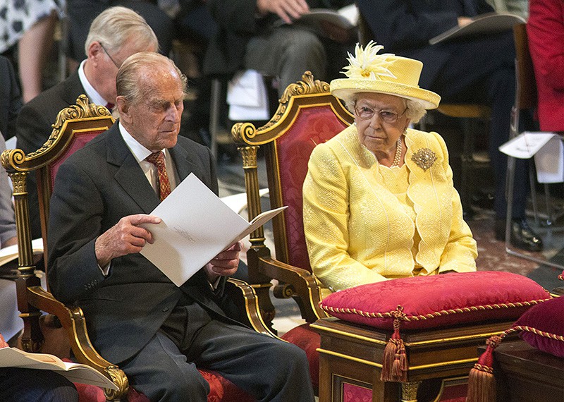 Газеты, новости, попугаи – как проходит карантин королевы Елизаветы II?