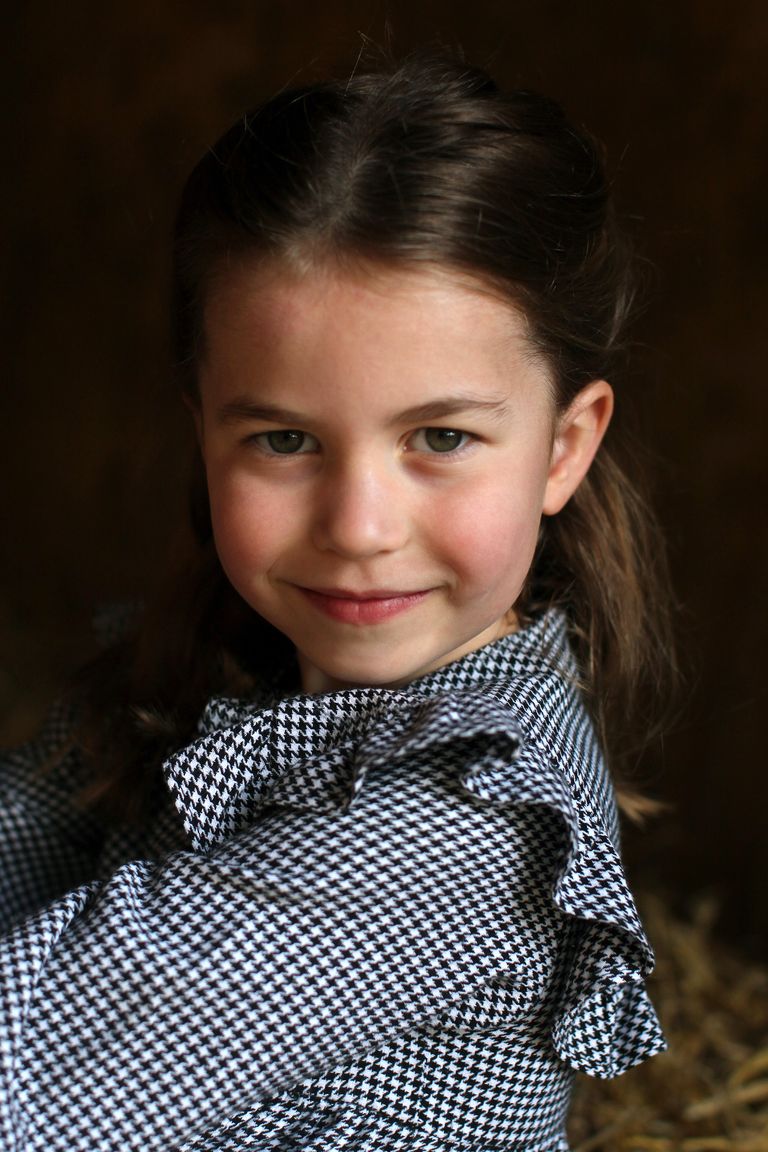 Кейт Миддлтон поделилась новыми фотографиями принцессы Шарлотты в ее день рождения