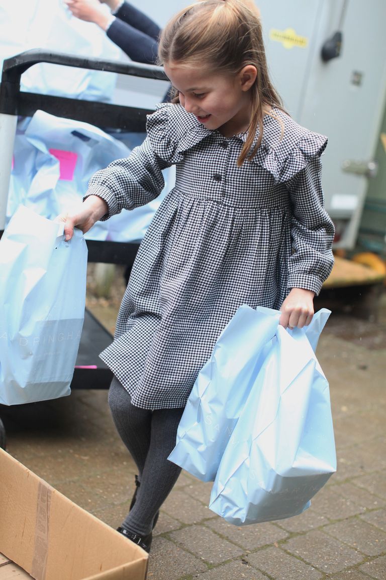 Кейт Миддлтон поделилась новыми фотографиями принцессы Шарлотты в ее день рождения