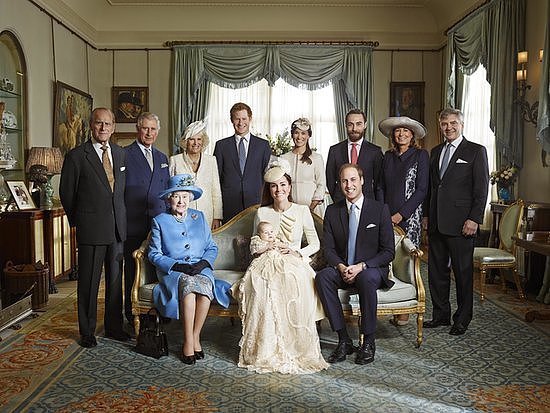 George-Kate-took-center-spot-family-portrait-which
