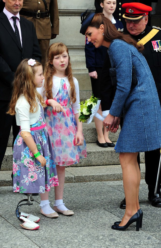 Kate-talked-local-children-during-visit-Council-House