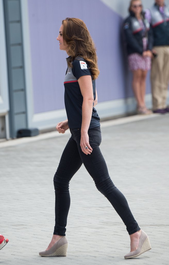 Kate-Middleton-Wearing-Jeans-Heels7