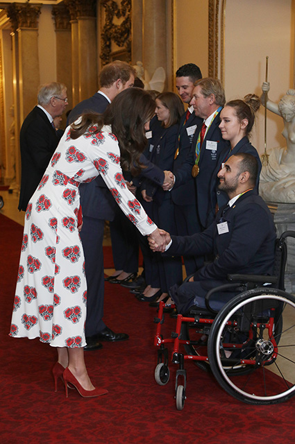 LONDON, ENGLAND - OCTOBER 18: Catherine, Duchess of Cambridge and Prince Harry meet athletes at a reception for Team GB's 2016 Olympic and Paralympic teams hosted by Queen Elizabeth II at Buckingham Palace October 18, 2016 in London, England. (Photo by Yui Mok - WPA Pool /Getty Images)