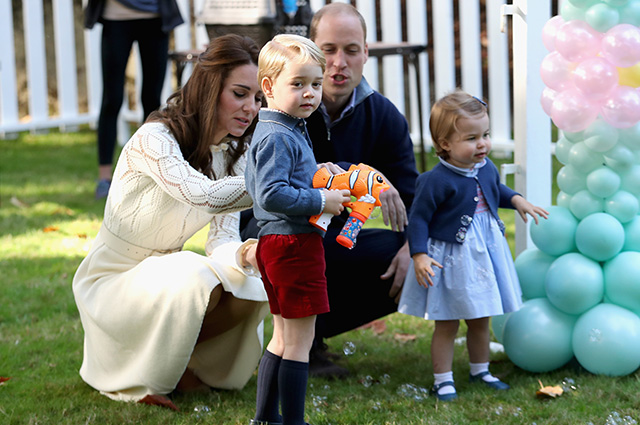 VICTORIA, BC - SEPTEMBER 29: Catherine, Duchess of Cambridge, Princess Charlotte of Cambridge and Prince George of Cambridge, Prince William, Duke of Cambridge at a children's party for Military families during the Royal Tour of Canada on September 29, 2016 in Victoria, Canada. Prince William, Duke of Cambridge, Catherine, Duchess of Cambridge, Prince George and Princess Charlotte are visiting Canada as part of an eight day visit to the country taking in areas such as Bella Bella, Whitehorse and Kelowna (Photo by Chris Jackson - Pool/Getty Images)