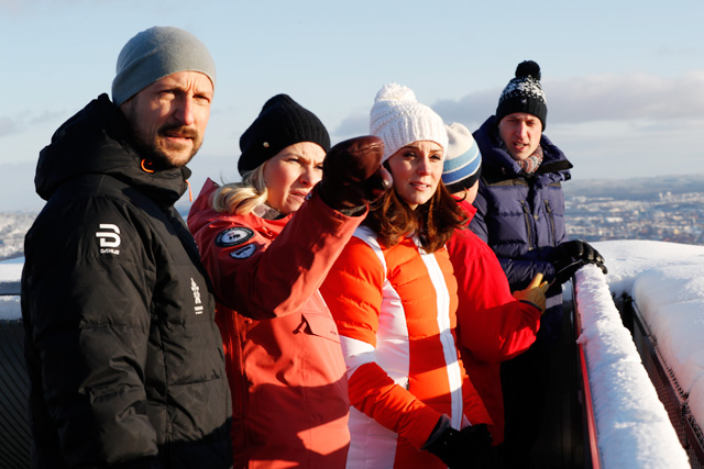 Уильям и Кейт Миддлтон в куртках и шапках на лыжном трамплине в Осло