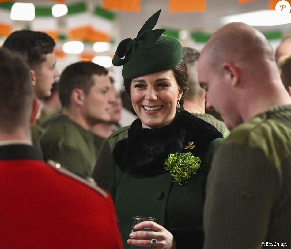 Кейт Миддлтон в зеленом пальто приняла парад в честь Дня святого Патрика