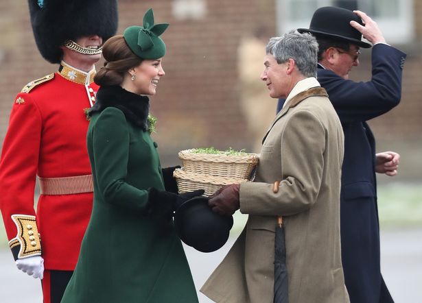 Кейт Миддлтон в зеленом пальто приняла парад в честь Дня святого Патрика