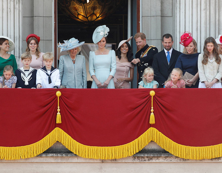 Принц Джордж, принцесса Шарлотта и другие дети на балконе Букингемского дворца