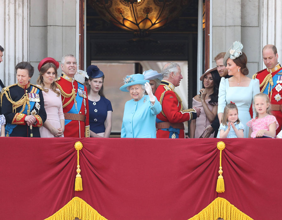 Принц Джордж, принцесса Шарлотта и другие дети на балконе Букингемского дворца