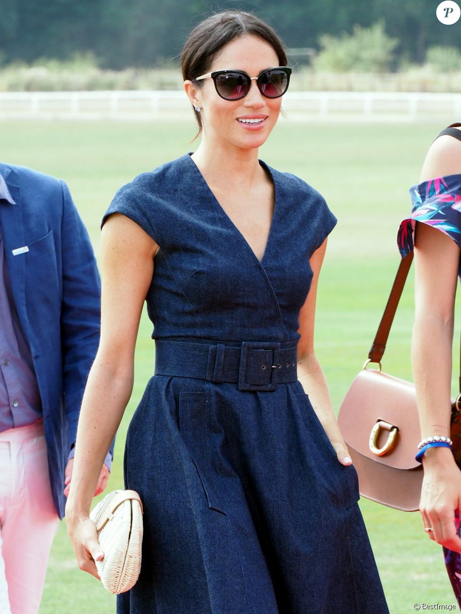 Меган Маркл в темно-синем платье поддержала принца Гарри на игре в поло