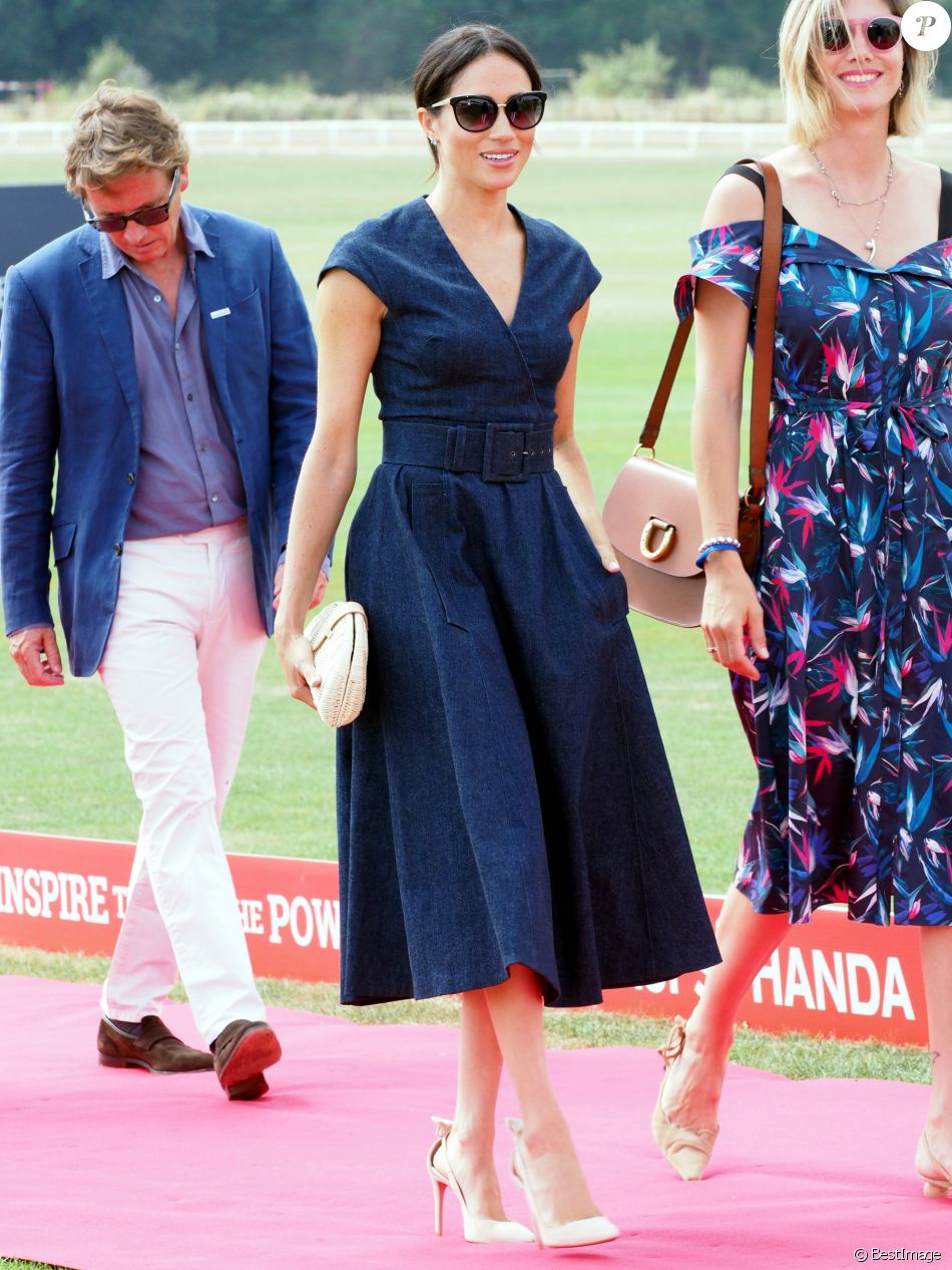 Меган Маркл в темно-синем платье поддержала принца Гарри на игре в поло