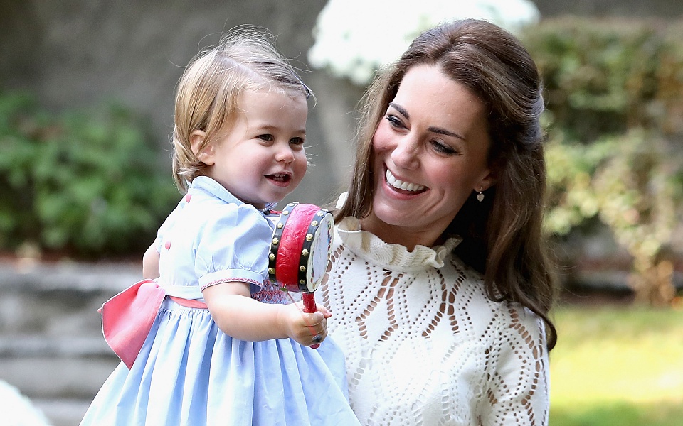 Наряды дочери Кейт Миддлтон. Почему принцесса Шарлотта всегда в платьях?