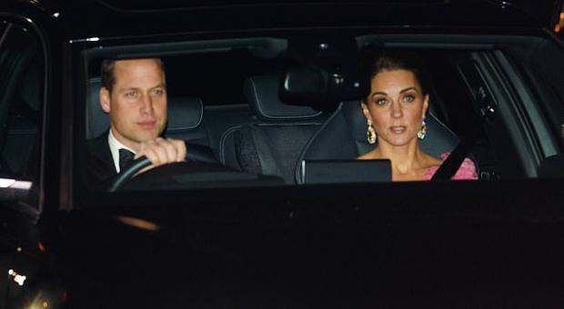 Почему принцы Уильям и Гарри лично за рулем, когда едут на вечеринку?