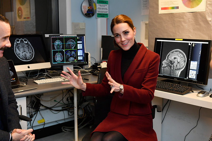 Кейт Миддлтон в бордовом костюме побывала в Лаборатории нейронауки