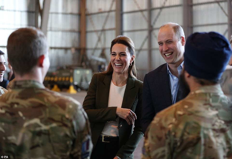 Принц Уильям и Кейт Миддлтон побывали на военной авиабазе Кипра
