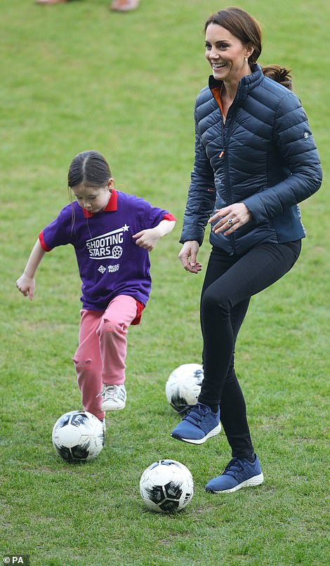Принц Уильям и Кейт Миддлтон поиграли с детишками в футбол