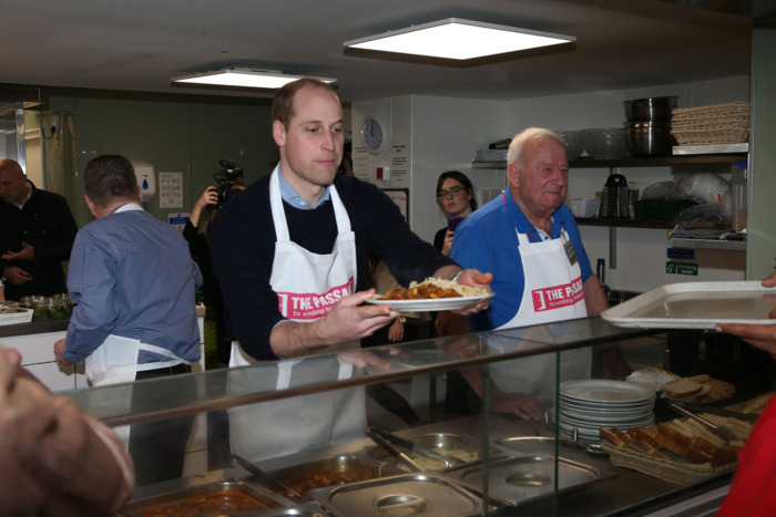Муж Кейт Миддлтон побывал на кухне фонда The Passage, где приготовил еду бездомным