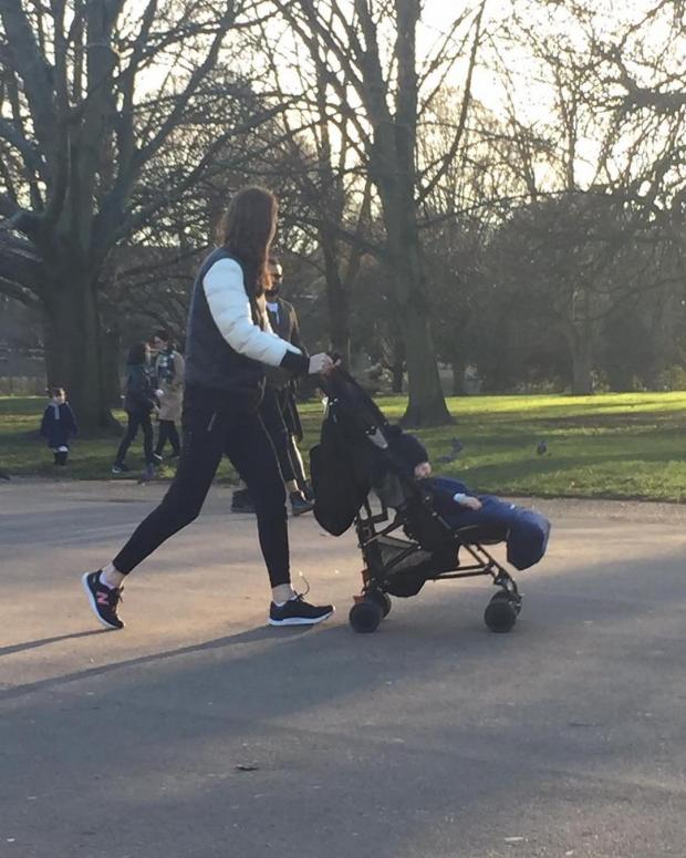 Кейт Миддлтон сфотографировали во время прогулки по парку с сыном