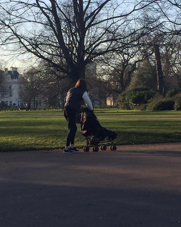 Кейт Миддлтон сфотографировали во время прогулки по парку с сыном