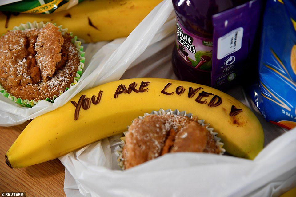 Меган Маркл написала на бананах слова поддержки секс-работницам