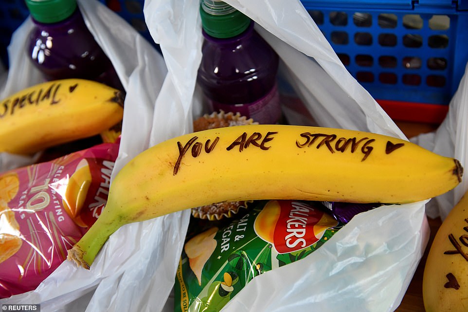Меган Маркл написала на бананах слова поддержки секс-работницам