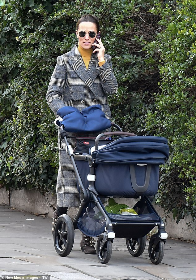 Сестра Кейт Миддлтон в клетчатом пальто на прогулке с сыном