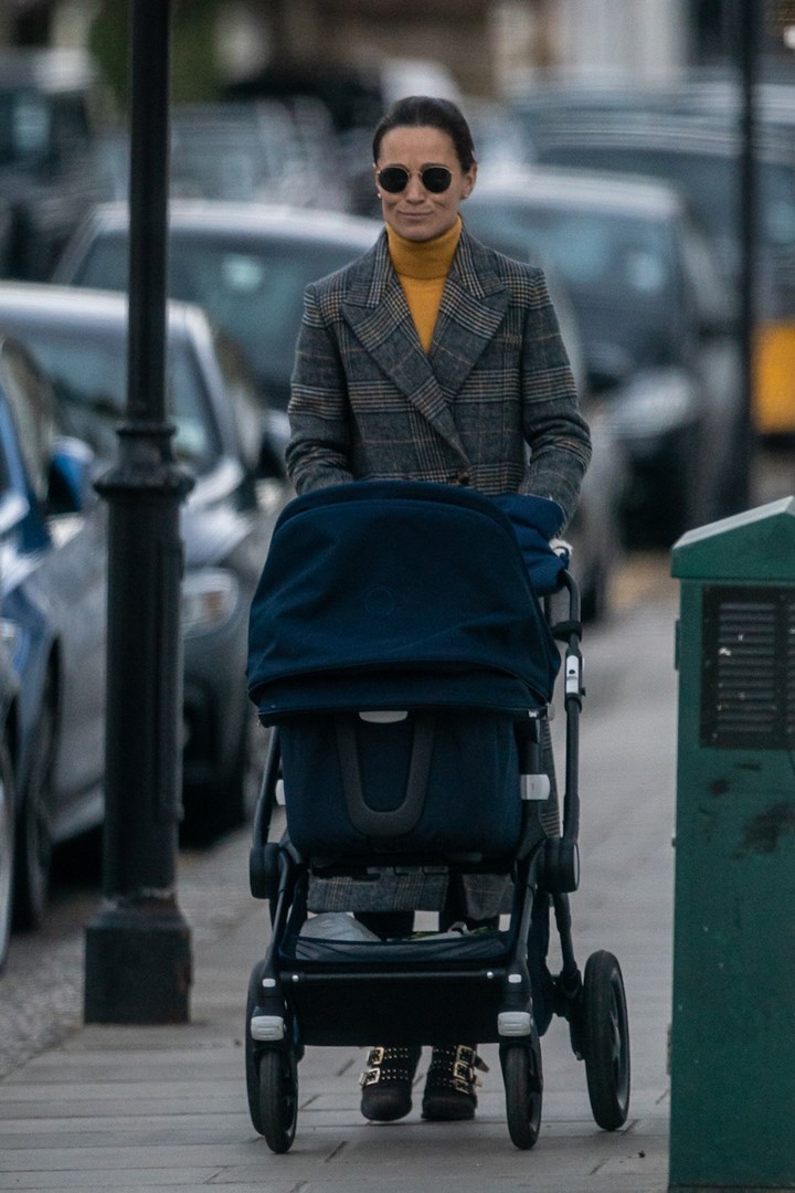 Сестра Кейт Миддлтон в клетчатом пальто на прогулке с сыном