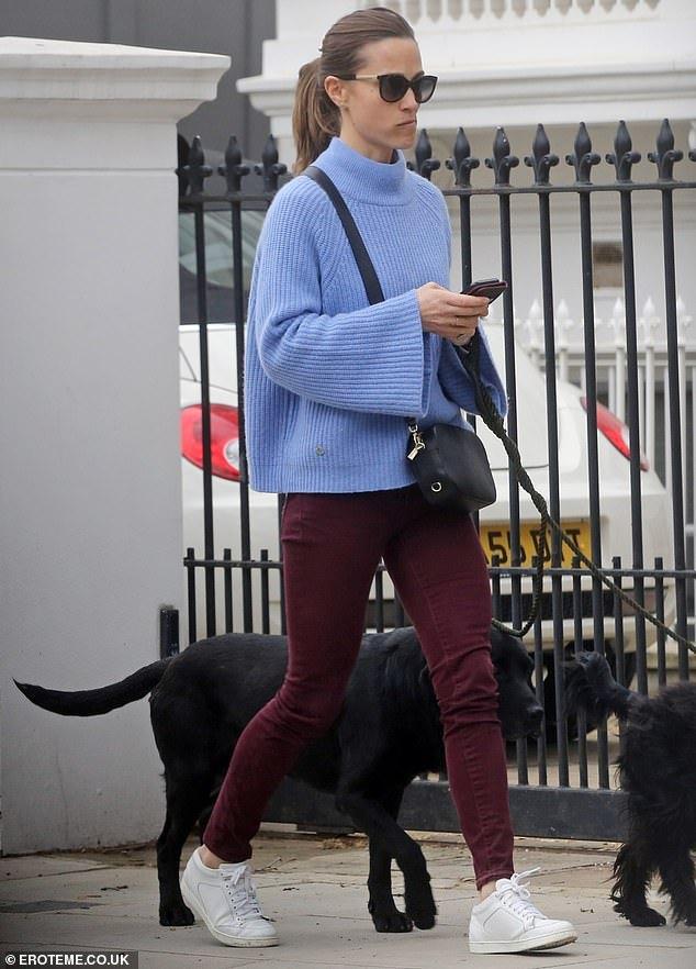 Сетра Кейт Миддлтон в голубом свитере вышла на прогулку