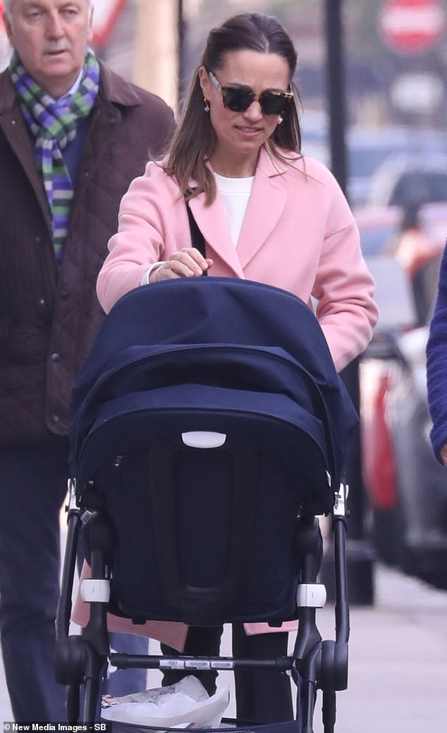 Сестра Кейт Миддлтон в розовом пальто на прогулке в Челси
