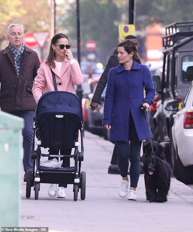Сестра Кейт Миддлтон в розовом пальто на прогулке в Челси