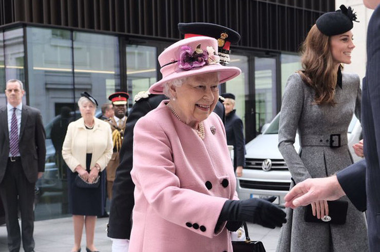 Королева Елизавета II наградила Кейт Миддлтон почетным орденом в годовщину свадьбы