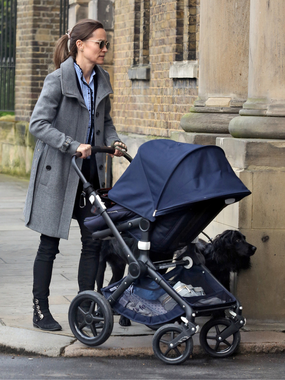 Сестра Кейт Миддлтон в стильном образе вышла на прогулку с сыном
