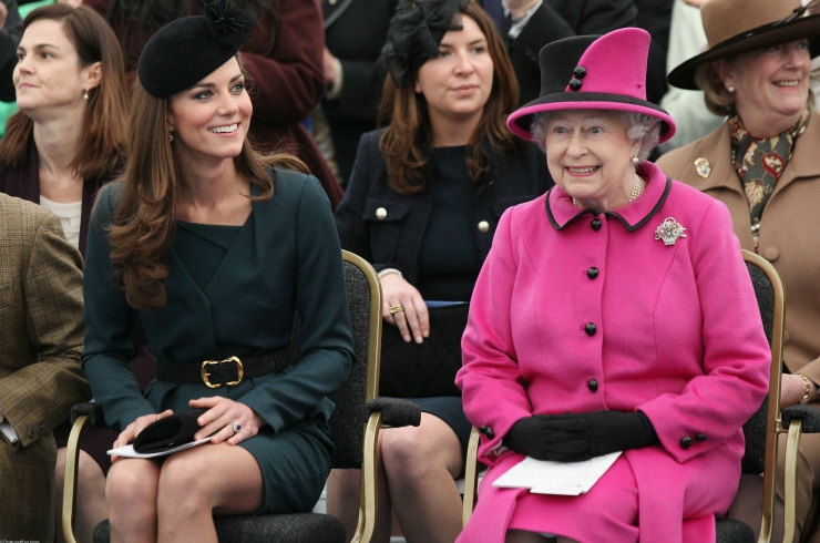Королева Елизавета II наградила Кейт Миддлтон почетным орденом в годовщину свадьбы