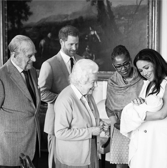 Принц Гарри и Меган Маркл с сыном в первой семейной фотосессии