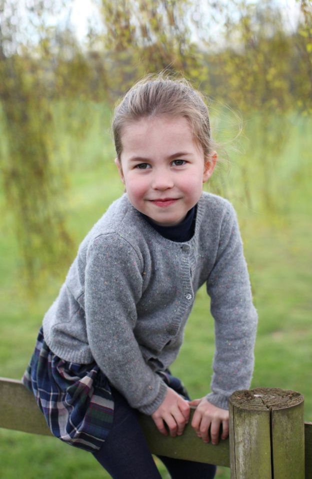 Дворец опубликовал новые фото принцессы Шарлотты, сделанные Кейт Миддлтон