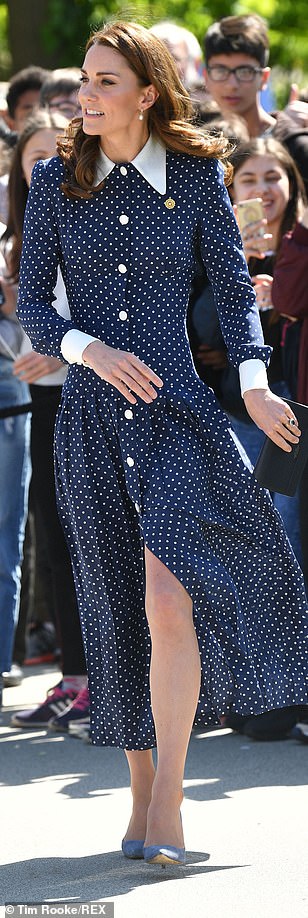 Кейт Миддлтон в весеннем платье посетила особняк Блетчли-парк