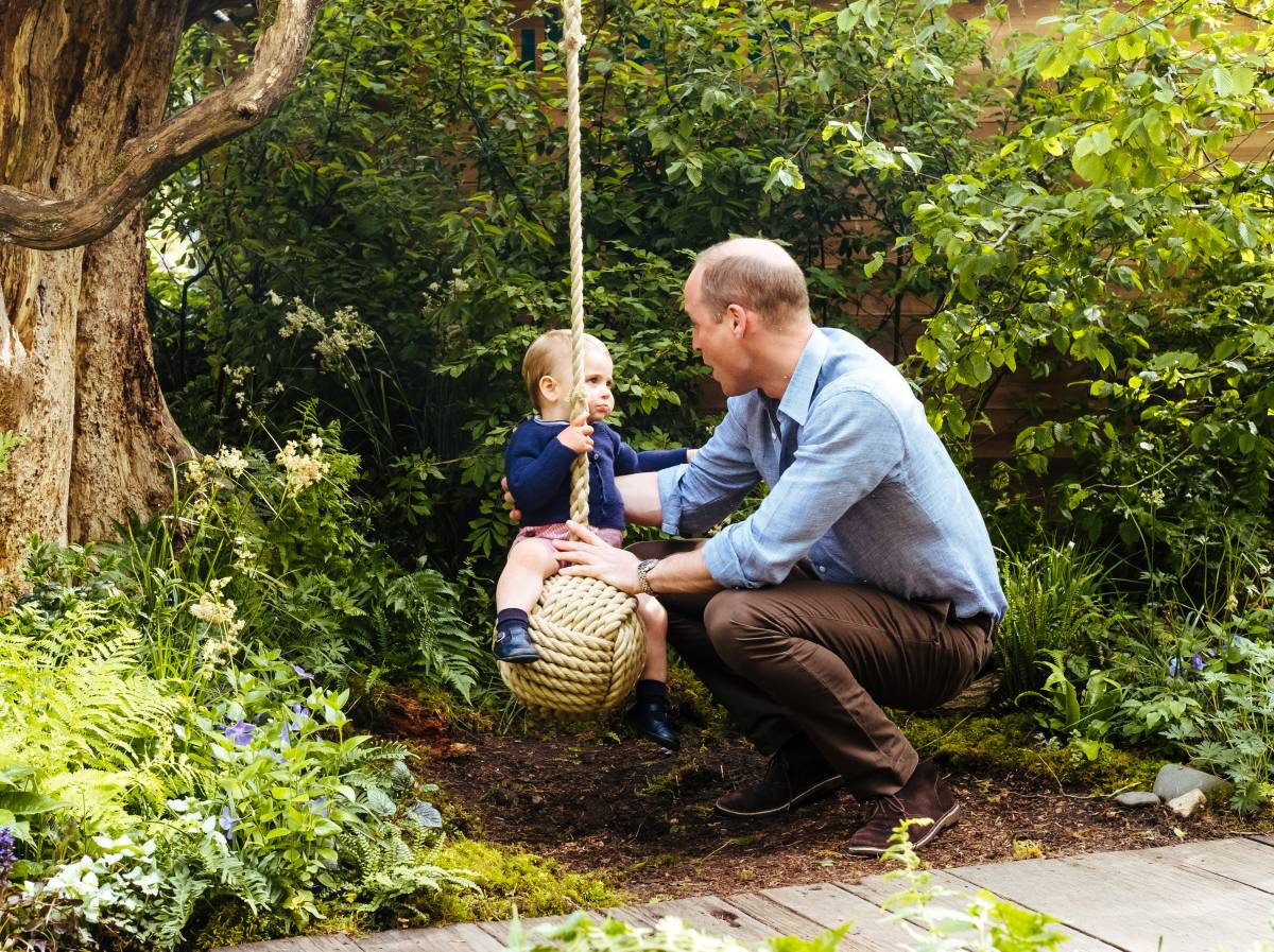 Принц Уильям и Кейт Миддлтон с детьми на прогулке в саду дикой природы