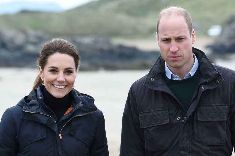 Принц Уильям и Кейт Миддлтон занялись сбором пластиковых отходов на пляже в Ньюборо