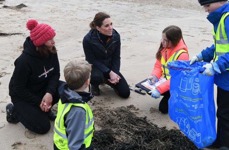 Принц Уильям и Кейт Миддлтон занялись сбором пластиковых отходов на пляже в Ньюборо