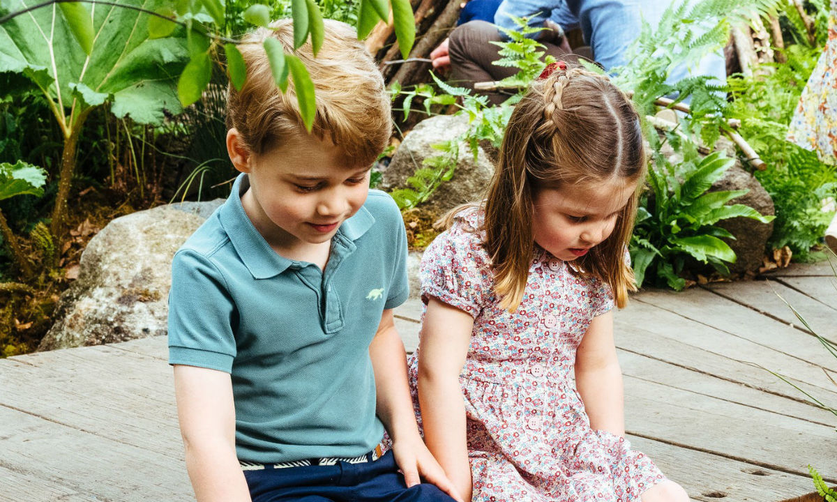 Принц Уильям и Кейт Миддлтон с детьми на прогулке в саду дикой природы
