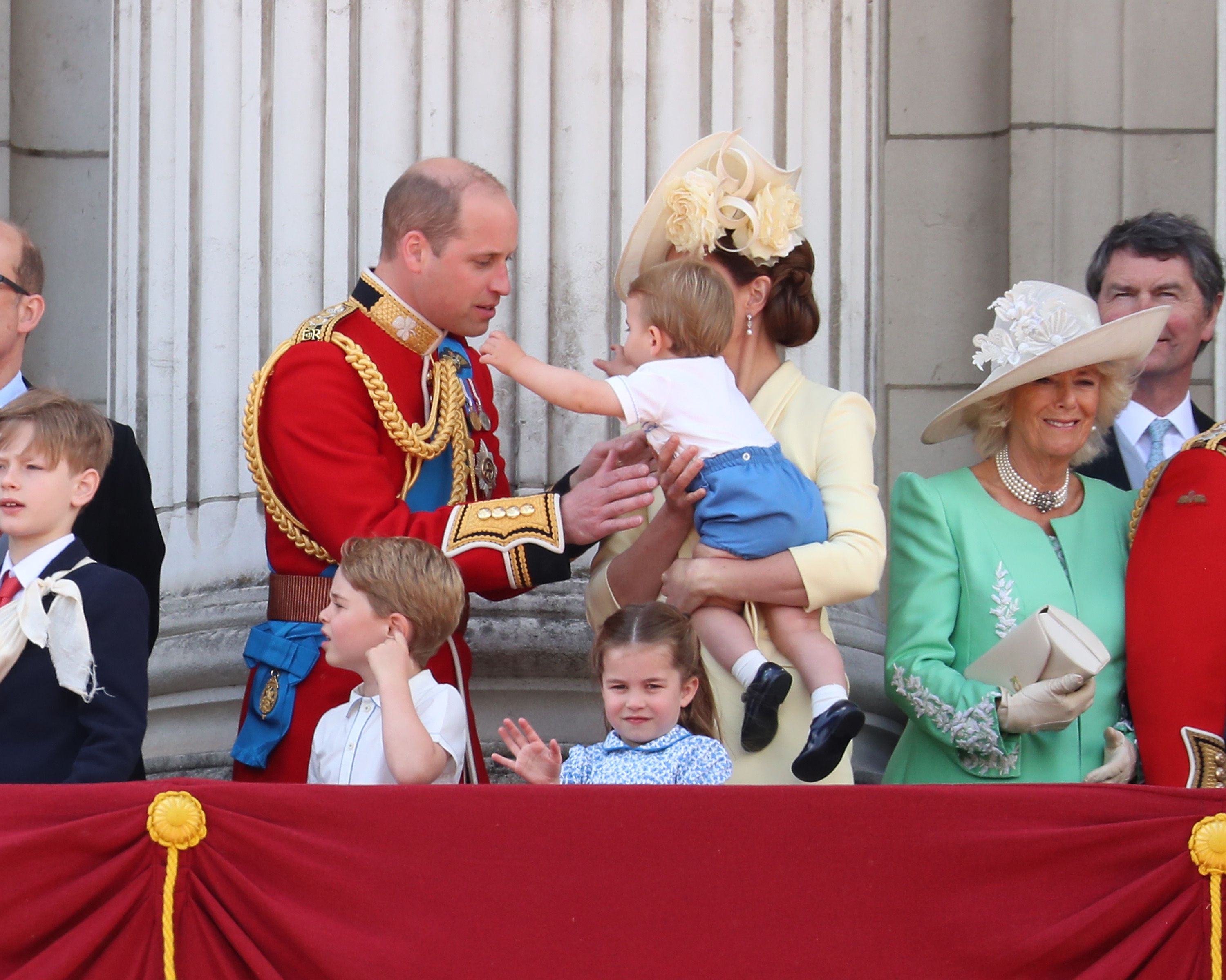 Принц Уильям и Кейт Миддлтон с детьми на балконе Дворца во время парада Trooping the Colour