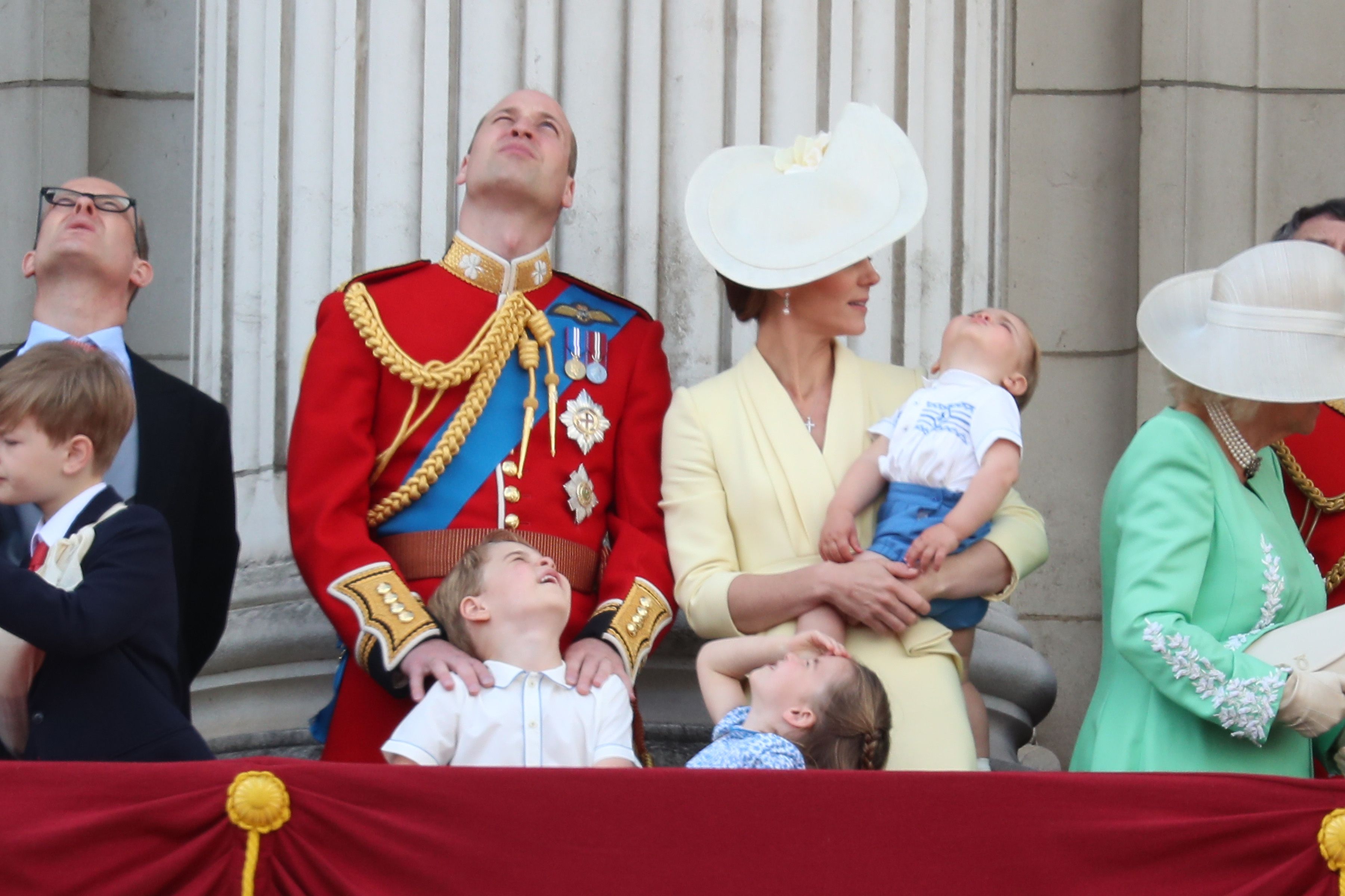Принц Уильям и Кейт Миддлтон с детьми на балконе Дворца во время парада Trooping the Colour