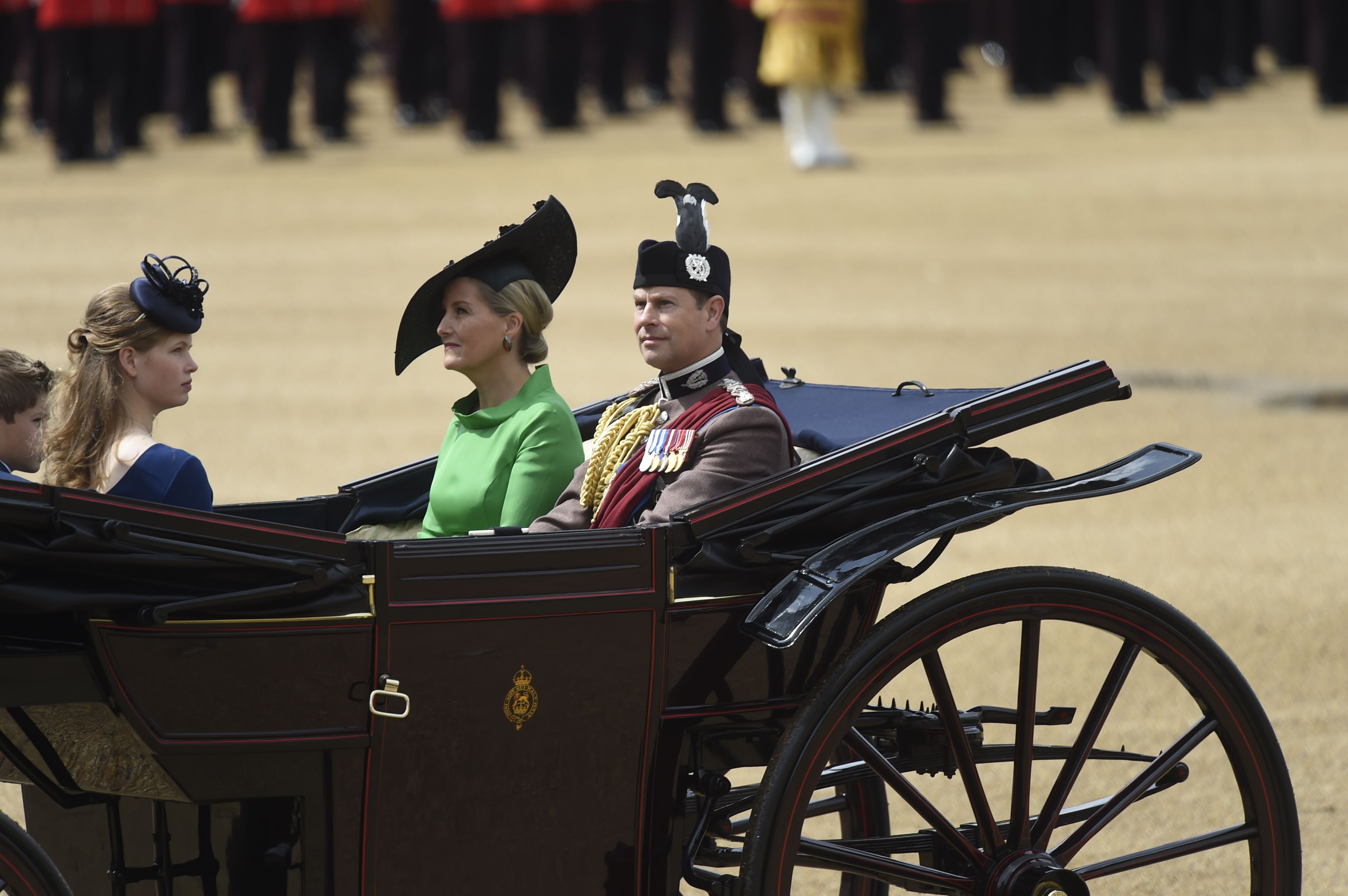 Кейт Миддлтон, принц Гарри, Меган Маркл и другие на параде Trooping the Colour в честь Елизаветы II