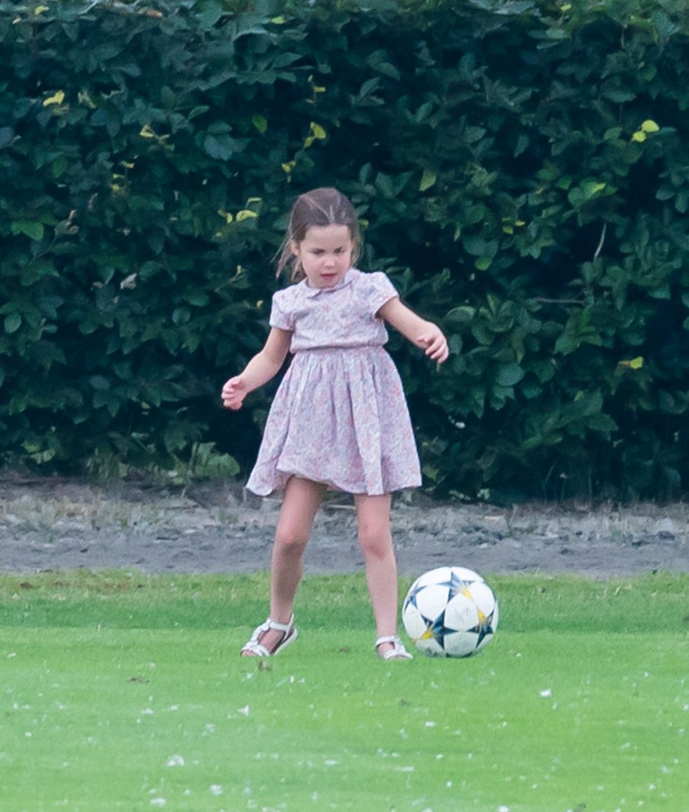 Дети Кейт Миддлтон и принца Уильяма играли в мяч во время матча в поло