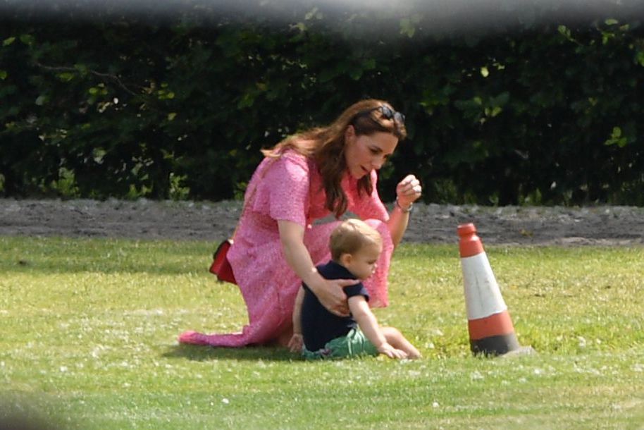 Дети Кейт Миддлтон и принца Уильяма играли в мяч во время матча в поло