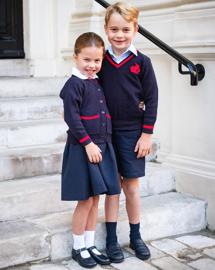 Дворец выложил в сеть официальный школьный портрет Джорджа и Шарлотты