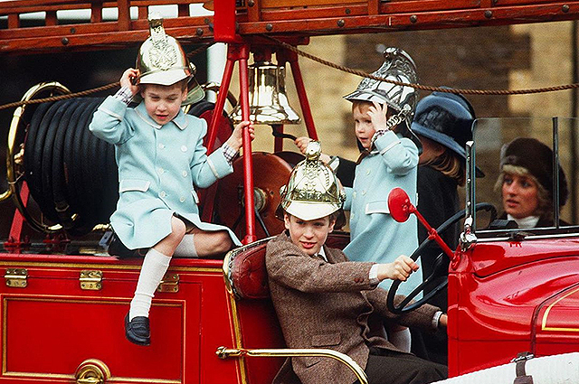 Принц Уильям побывал на встрече с сотрудниками экстренных служб и выложил старое фото с принцессой Дианой