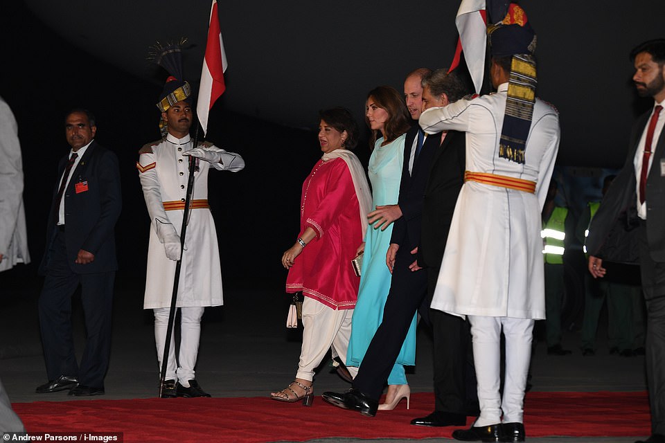 Принц Уильям и Кейт Миддлтон сошли с самолета после прилета в Пакистан