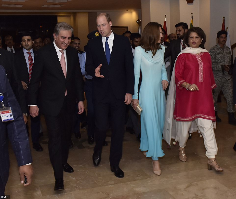 Принц Уильям и Кейт Миддлтон сошли с самолета после прилета в Пакистан