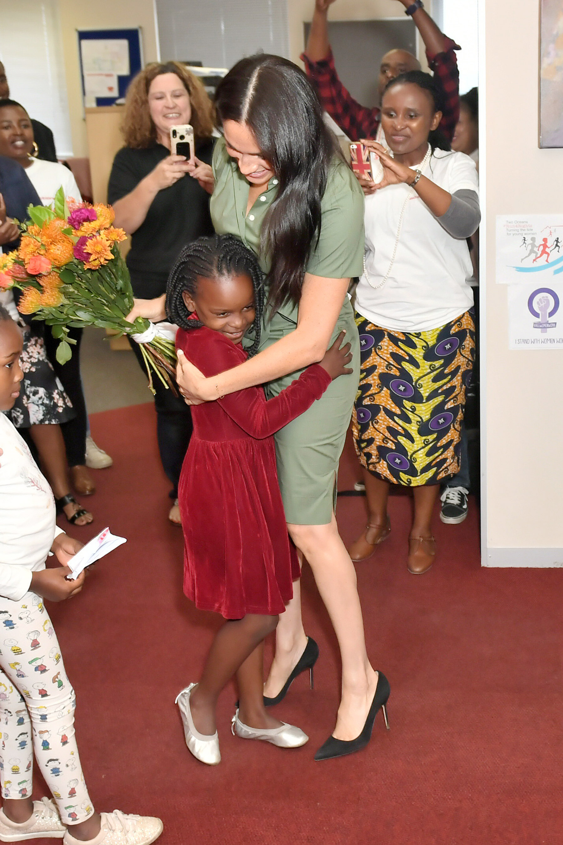 Меган Маркл в зеленом платье посетила школу в Йоханнесбурге